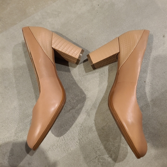 Brand new Clarks nude/pink pumps - Picture 2 of 4